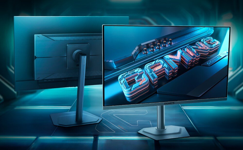 Monitor GIGABYTE MO27Q2 Widok monitora z przodu i z tyłu na futurystycznym tle, z włączonym ekranem prezentującym trójwymiarowy napis 'GAMING', opis