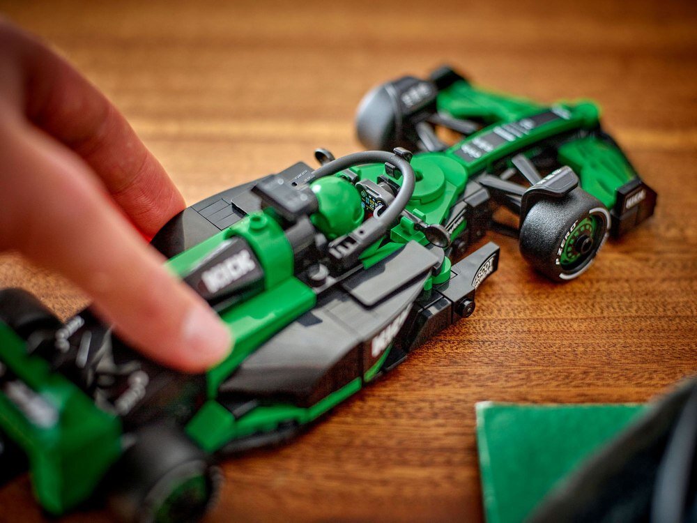 LEGO 77247 Speed Champions Bolid F1 KICK Sauber Team C44 kokpit otwierany przez podniesienie pałąka systemu halo Pirelli