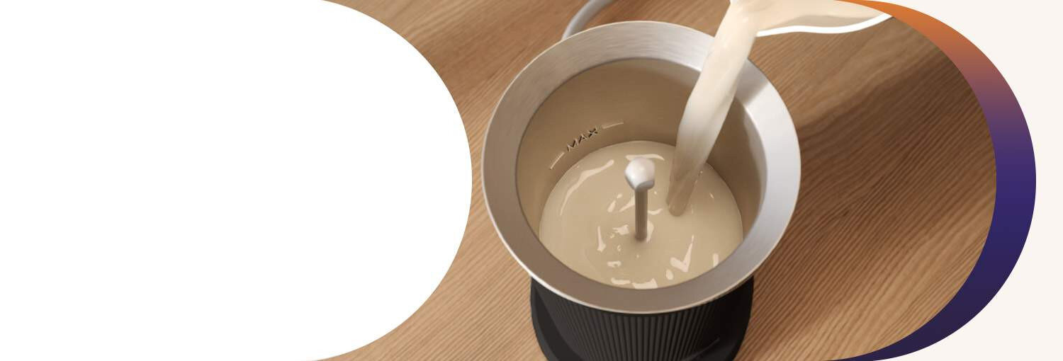 pianka z mleka odzwierzęcego, jak i z roślinnych alternatyw