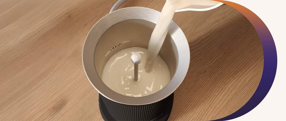 pianka z mleka odzwierzęcego, jak i z roślinnych alternatyw