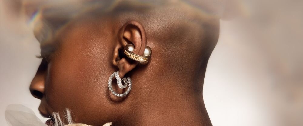 Motorola Moto Buds Loop sterowanie głosowe Moto AI wygoda, osoba z założonymi słuchawkami