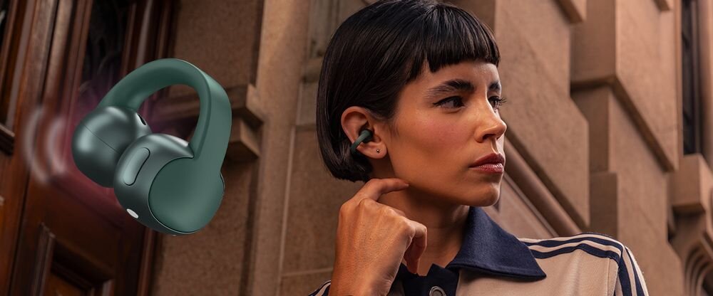 Motorola Moto Buds Loop aplikacja dostosowanie dźwięku personalizacja ustawienia, osoba z założonymi słuchawkami