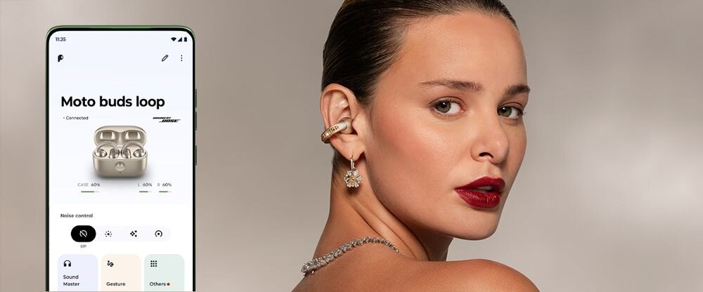 Motorola Moto Buds Loop Smart Connect synchronizacja parowanie szybka łączność, osoba z założonymi słuchawkami, smartfon