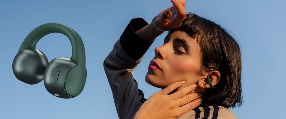 Motorola Moto Buds Loop CrystalTalk AI mikrofony czysty głos redukcja szumów, osoba z założonymi słuchawkami