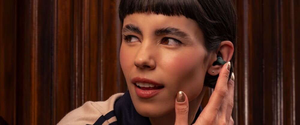 Motorola Moto Buds Loop redukcja szumów głos wyraźny słyszalny, osoba z założonymi słuchawkami