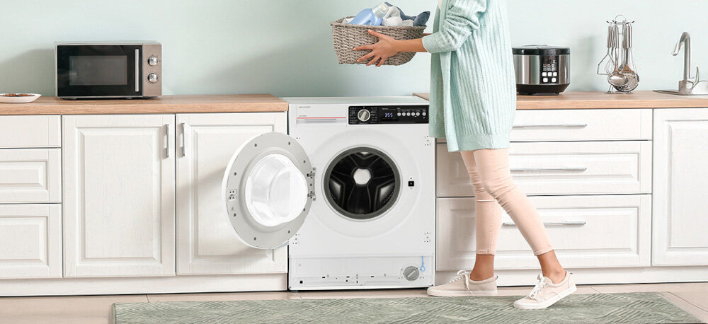 PRALKA SHARP ES-NIB814BWNA-PL wizualizacja lifestyle kosz pranie pralka front otwarta kobieta ubrania pranie odzież szafki zabudowa bezpieczeństwo do kuchni do łazienki ukryta za frontem meblowym do zabudowy sharp z systemem foam protection z unbalanced control system z overflow protection bezpieczna w użytkowaniu z zabezpieczeniami do kuchni do łazienki estetyczna stylowa z ochroną przed przelaniem z kontrolą piany do zabudowy 7 kg slim do zabudowy energooszczędna do zabudowy cicha do zabudowy designerska sharp