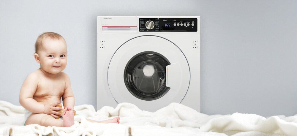 PRALKA SHARP ES-NIB814BWNA-PL wizualizacja lifestyle dziecko niemowlę siedzące przy pralce pralka fornt zamknięta panel sterowania drzwiczki otwór Program Allergy Smart dla alergików dla niemowląt i dzieci intensywne płukanie pranie z parą usuwa 99 9 procent alergenów usuwa roztocza usuwa bakterie ubrania bezpieczne dla skóry zdrowie komfort higieniczne pranie