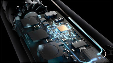 Obraz przedstawia zbliżenie na wnętrze urządzenia elektronicznego z widocznymi elementami obwodu drukowanego i podświetlonym centralnym chipem.