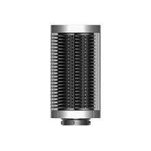 Na obrazie widoczna jest okrągła nasadka z ciemnymi szczotkami, przeznaczona do urządzenia do stylizacji włosów. Nasadka ma metaliczne wykończenie na końcach.