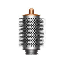 Na obrazie widoczna jest okrągła nasadka z metaliczną siatką i plastikowymi ząbkami, przeznaczona do suszarko-lokówki. Górna część nasadki jest w kolorze miedzianym.