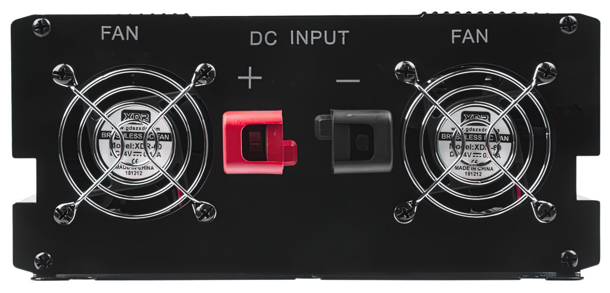 Czarna przetwornica z dwoma wentylatorami zabezpieczonymi metalowymi kratkami. Na obudowie widoczne są napisy: \'FAN\', \'DC INPUT\', oraz oznaczenia biegunów \'+\' i \'-\'.
