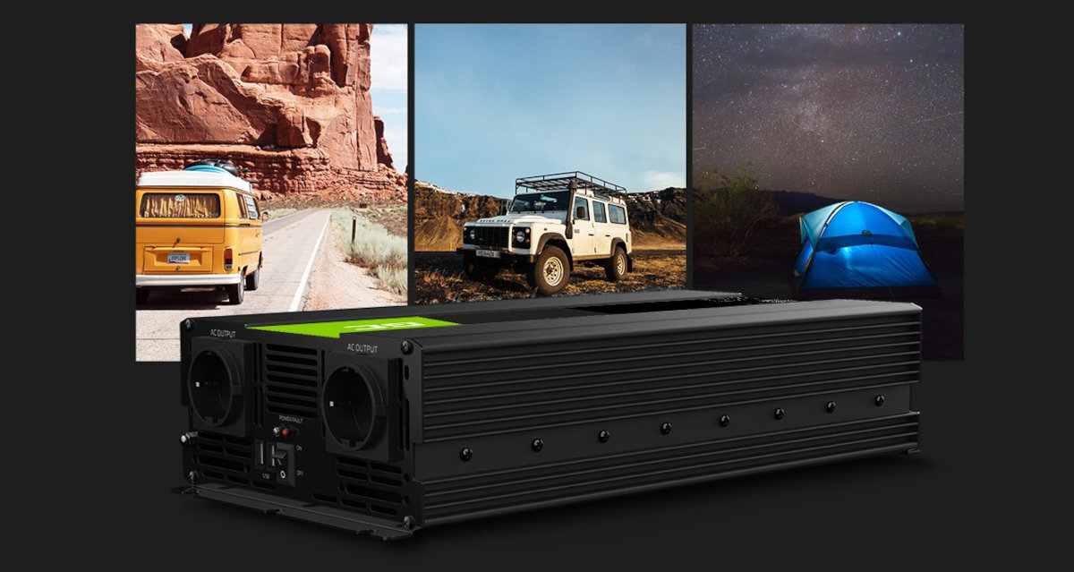 Na pierwszym planie znajduje się czarna przetwornica z zielonym elementem i dwoma gniazdami. W tle widoczne są trzy zdjęcia: żółty van na drodze, biały samochód terenowy na pustyni oraz niebieski namiot pod gwiaździstym niebem.