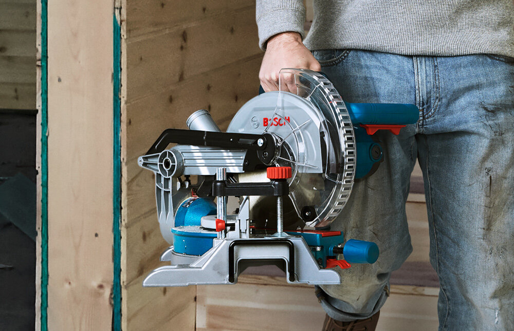 Piła ukośnica BOSCH Professional GCM 216 0601B33000 dla profesjonalnych rzemieslnikow i majsterkowiczow zaawansowane funkcje ulatwiajae precyzyjne ciecie przenosny design ergonomiczny uchwyt waga 10,1 kg