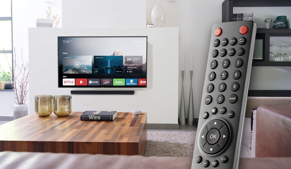ONE FOR ALL URC1921 pilot uniwersalny do TV Sharp wygodna wymiana pilota, Pilot zamienny One For All URC1921 na tle ekranu telewizora Smart TV Sharp w domowym salonie