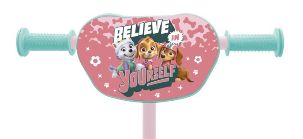 Różowa kierownica hulajnogi z grafiką trzech postaci z bajki i napisem \'BELIEVE IN YOURSELF\'. Uchwyty są w kolorze miętowym.