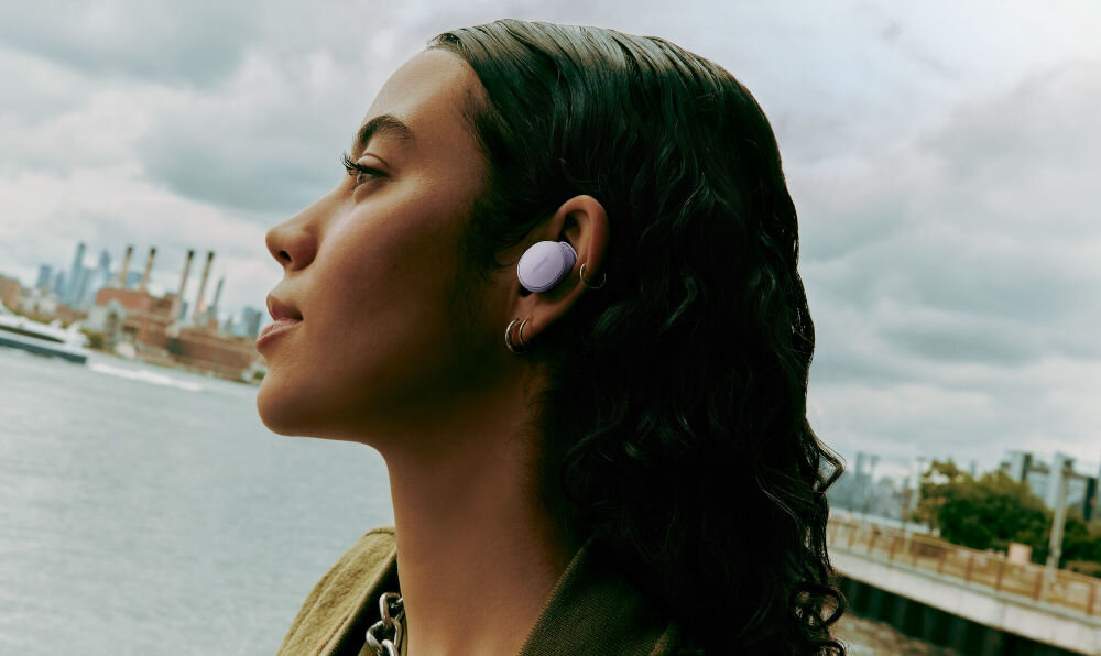 Słuchawki dokanałowe BOSE QuietComfort Earbuds 2 dźwięk redukcja szumów czas pracy 8.5h, osoba z założonymi słuchawkami dokanałowymi