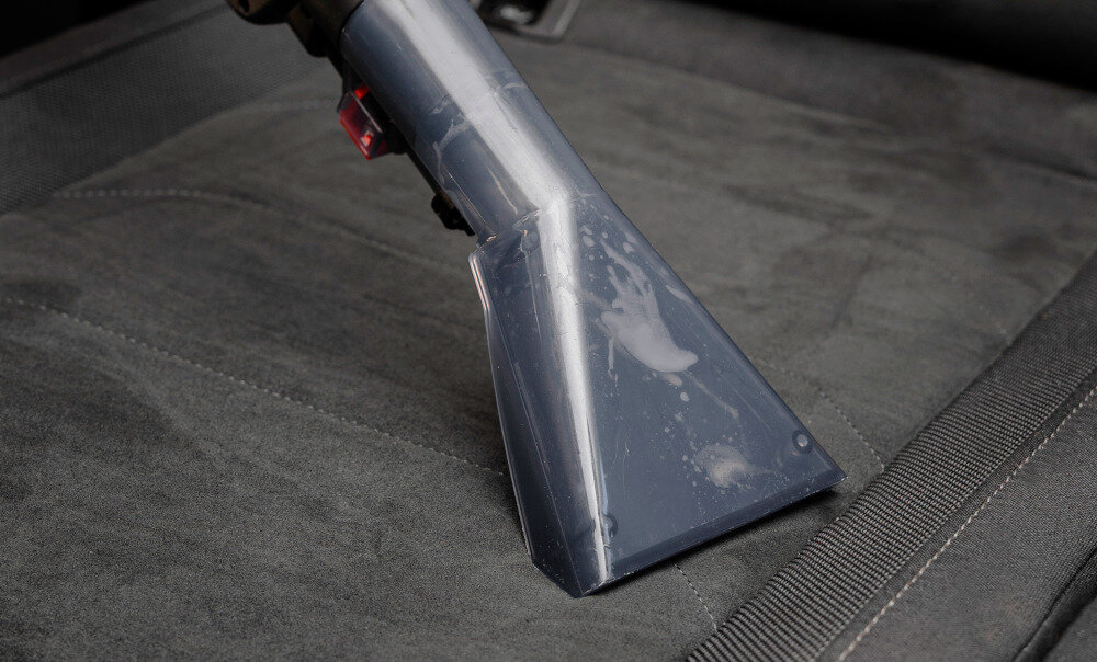 Odkurzacz piorący DEDRA DED6608 pomieszczenie osoba czyści tapicerkę moc 1400 W siła ssania 20 kPa usuwanie różnego rodzaju zanieczyszczeń skuteczne odkurzanie na różnych powierzchniach