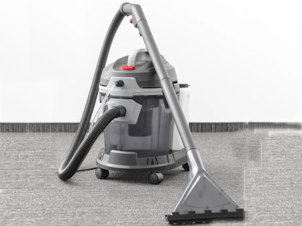 Odkurzacz piorący DEDRA DED6608 pomieszczenie odkurzacz stoi na dywanie  cztery koła jezdne długi przewód zasilający 6 metrów wąż elastyczny o długości 1,5 metra duża swoboda ruchu zaczep do zwijania kabla