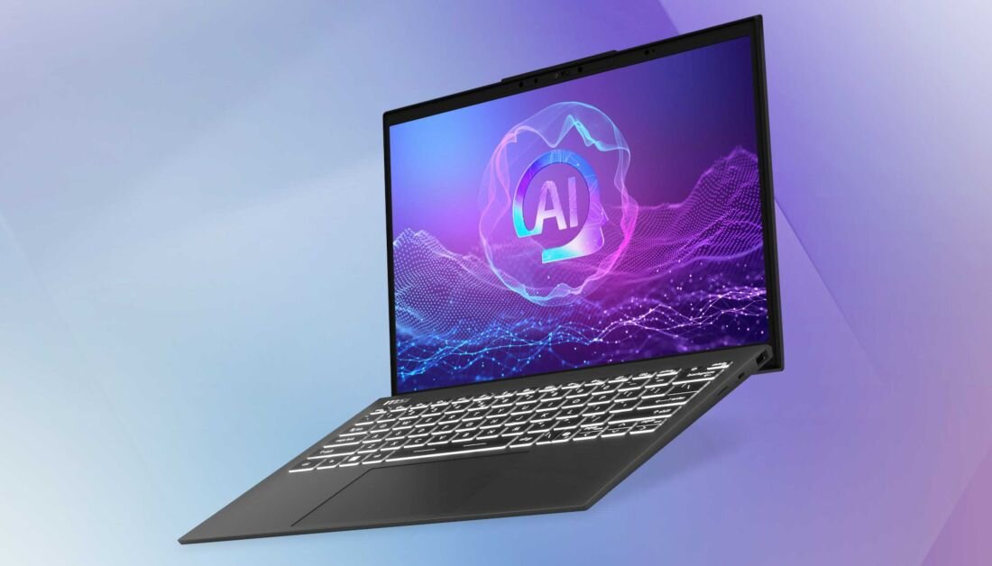 Laptop MSI Prestige 13 AI Evo w kolorze grafitowym na gradientowym tle od niebieskiego do fioletowego, otwarty z wyświetlaczem prezentującym kolorowe logo AI, smukła obudowa z podświetlaną klawiaturą. - Intel Core Ultra, RAM LPDDR5x, dysk SSD, długi czas pracy na baterii  