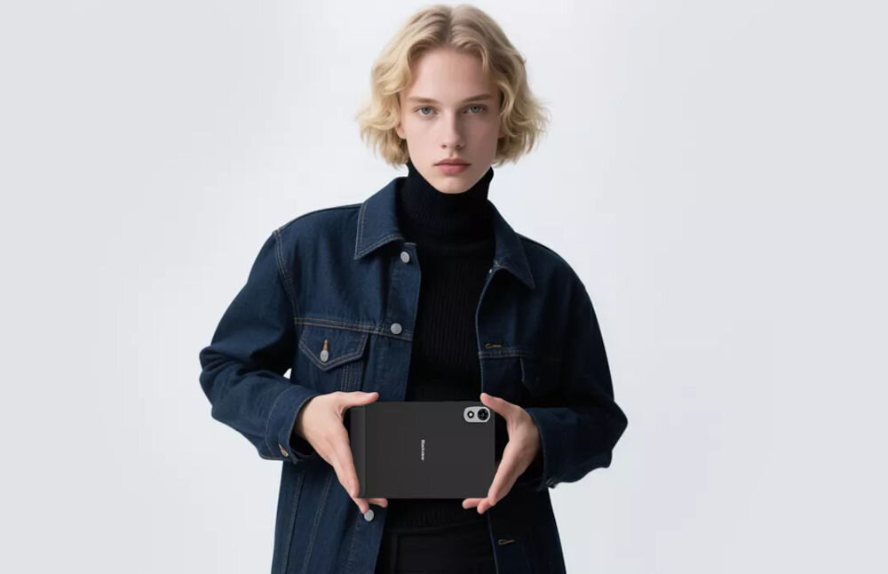 Tablet BLACKVIEW Zeno 1 8 cali 4/64GB LTE Wi-Fi Zielony kobieta trzymająca w dłoniach w poziomie tablet na jasnym tle fabrycznie zainstalowany pakiet WPS Office zarządzanie dokumentami