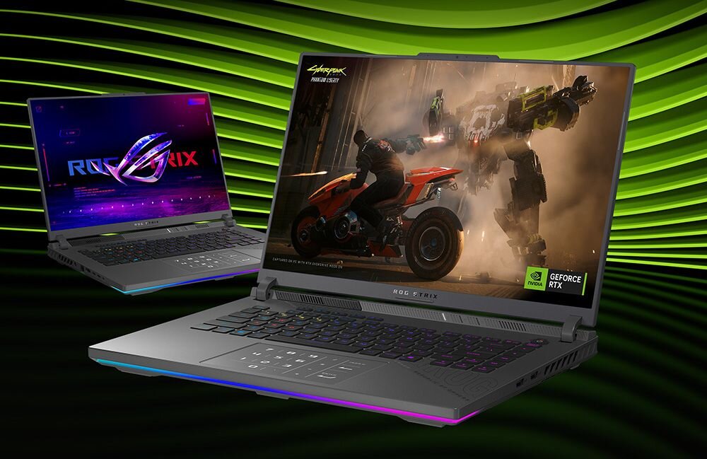 Dwa laptopy ASUS ROG Strix z logo ROG Cyberpunk Phantom Liberty na ekranie i RGB podświetleniem klawiatury na zielonym tle z neonowymi promieniami - Opis serii ROG Strix G16 
