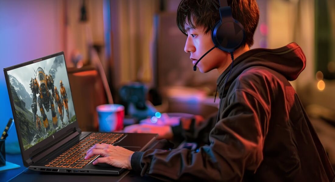 Zbliżenie na proces nakładania pasty termoprzewodzącej na procesor laptopa ACER Nitro, przedstawiające precyzyjną aplikację dla efektywnego chłodzenia, optymalizacji wydajności procesora i lepszego odprowadzania ciepła w laptopach gamingowych - Pasta termoprzewodząca z ciekłego metalu 