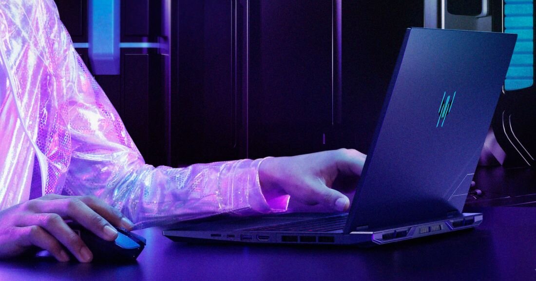 Ręce gracza w futurystycznej, przezroczystej kurtce pracujące na laptopie gamingowym PREDATOR Helios Neo, niebieski neon, budka dedykowana do gamingu, minimalistyczny design, nowoczesne technologie i profesjonalne środowisko dla e-sportowców - Pamięć RAM LPDDR5X, Dysk SSD PCIe Gen 4 NVMe  