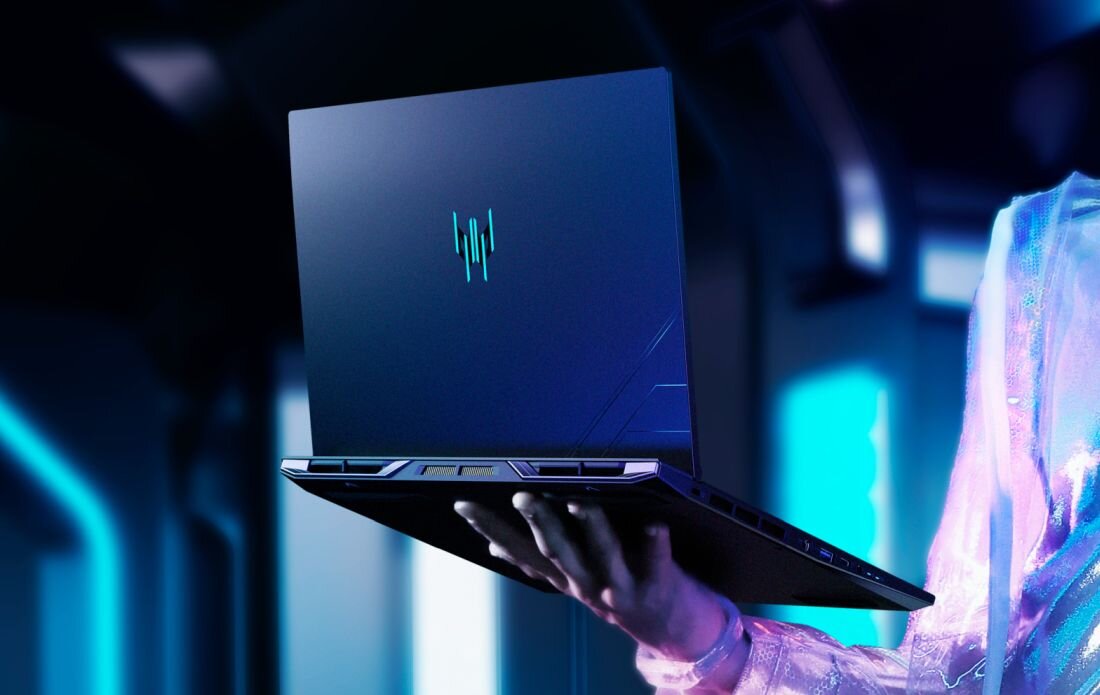 Ręka gracza trzymająca laptop PREDATOR Helios Neo z charakterystycznym podświetlanym logo w kolorze turkusowym na pokrywie, elegancki czarny design, lekka konstrukcja idealna do mobilnego gamingu, futurystyczne niebieskie tło, perfekcyjne połączenie wydajności i przenośności - Bateria litowo-jonowa 76 Wh  