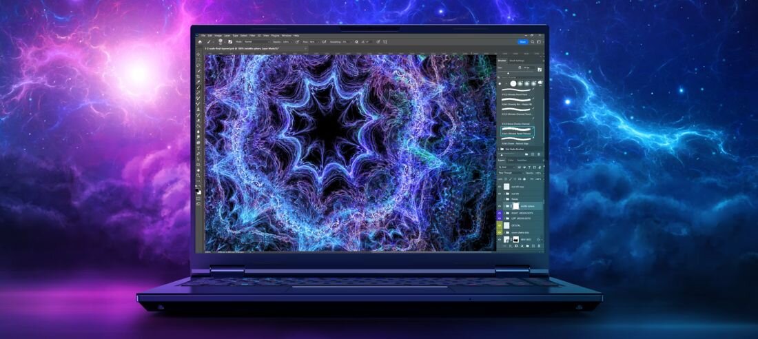 Laptop PREDATOR Helios Neo z otwartym ekranem wyświetlającym Adobe Photoshop w przestrzeni roboczej, fioletowo-niebieski gradient na tle, pokazujący możliwości kreatywne dla projektantów graficznych, edycji zdjęć oraz pracy twórczej - Ekran 14,5 cala o rozdzielczości 2560 x 1600 pikseli 