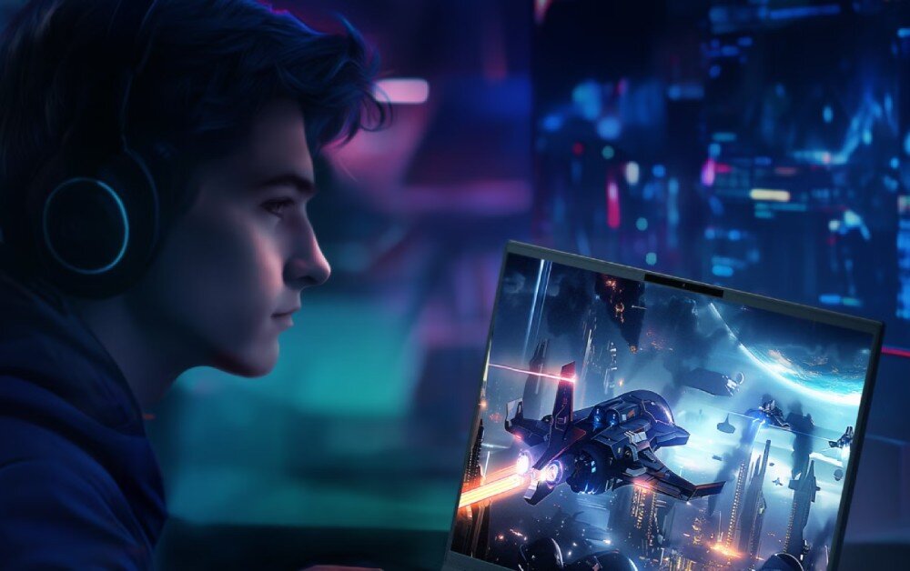Laptop PREDATOR Helios 16 AI Chłopak w słuchawkach patrzący na ekran laptopa, na którym wyświetlana jest scena z gry science fiction przedstawiająca pojedynek statków kosmicznych na tle futurystycznego miasta i planety, pamięć RAM, dysk SSD, pojemność, szybkość