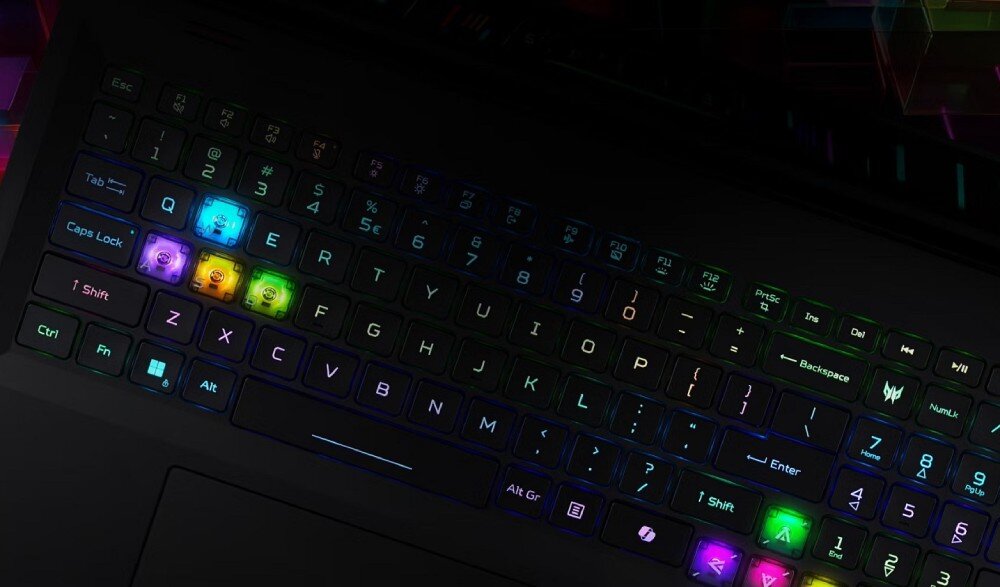 Laptop PREDATOR Helios 16 AI Klawiatura laptopa z podświetleniem RGB, wyróżnione klawisze WASD i kilka innych klawiszy w różnych kolorach, klawiatura, podświetlenie, skok klawiszy