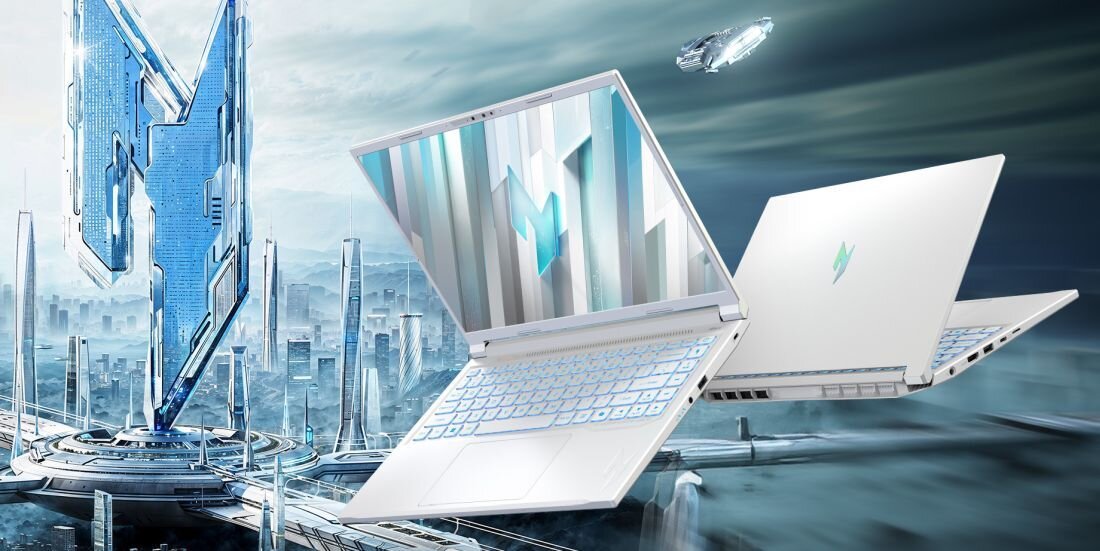 Dwa białe laptopy z logo w kształcie litery \'M\' na tle futurystycznego miasta z wysokimi budynkami i latającym pojazdem. Na ekranie jednego z laptopów widoczny jest wzór z pionowymi liniami i logo \'M\'.