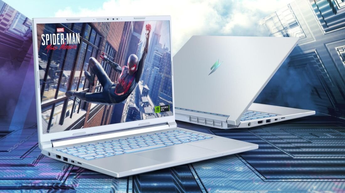 Na obrazie widoczne są dwa laptopy w jasnym kolorze, jeden z nich ma na ekranie grafikę z napisem \'Marvel Spider-Man Miles Morales\'. W tle widać abstrakcyjne wzory przypominające architekturę miasta.