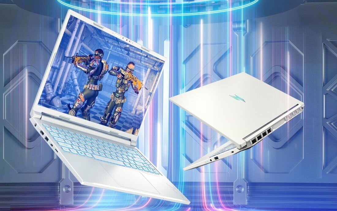 Na obrazie widoczne są dwa laptopy w jasnym kolorze, jeden otwarty z wyświetlonym na ekranie obrazem dwóch postaci w zbrojach, drugi zamknięty z widocznym logo producenta. Tło jest futurystyczne, z niebieskimi i różowymi świetlnymi efektami.
