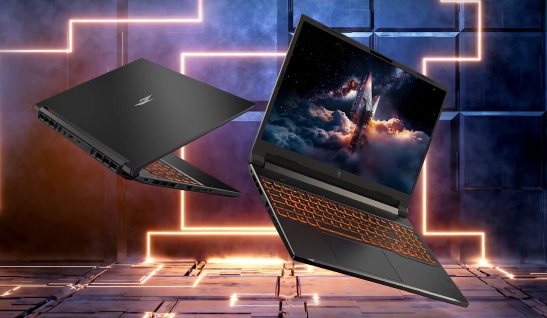 ACER Nitro laptop z charakterystycznym logo Nitro na intensywnym pomarańczowo-czarnym tle, podkreślający gamingowy charakter, wysoką wydajność sprzętową i zaawansowane chłodzenie dla graczy.      