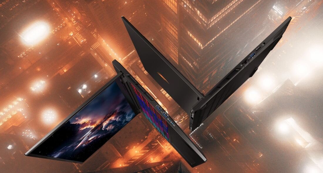 Laptop gamingowy Acer Nitro unoszący się nad futurystycznym nocnym miastem z oświetlonymi wieżowcami w pomarańczowej mgle z RGB klawiaturą - Wi‑Fi 6E USB 4 z DisplayPort HDMI 