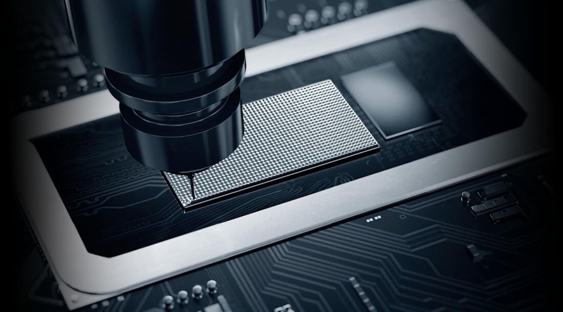 Zbliżenie na proces nakładania pasty termoprzewodzącej na procesor laptopa ACER Nitro, przedstawiające precyzyjną aplikację dla efektywnego chłodzenia, optymalizacji wydajności procesora i lepszego odprowadzania ciepła w laptopach gamingowych - Pasta termoprzewodząca z ciekłego metalu 