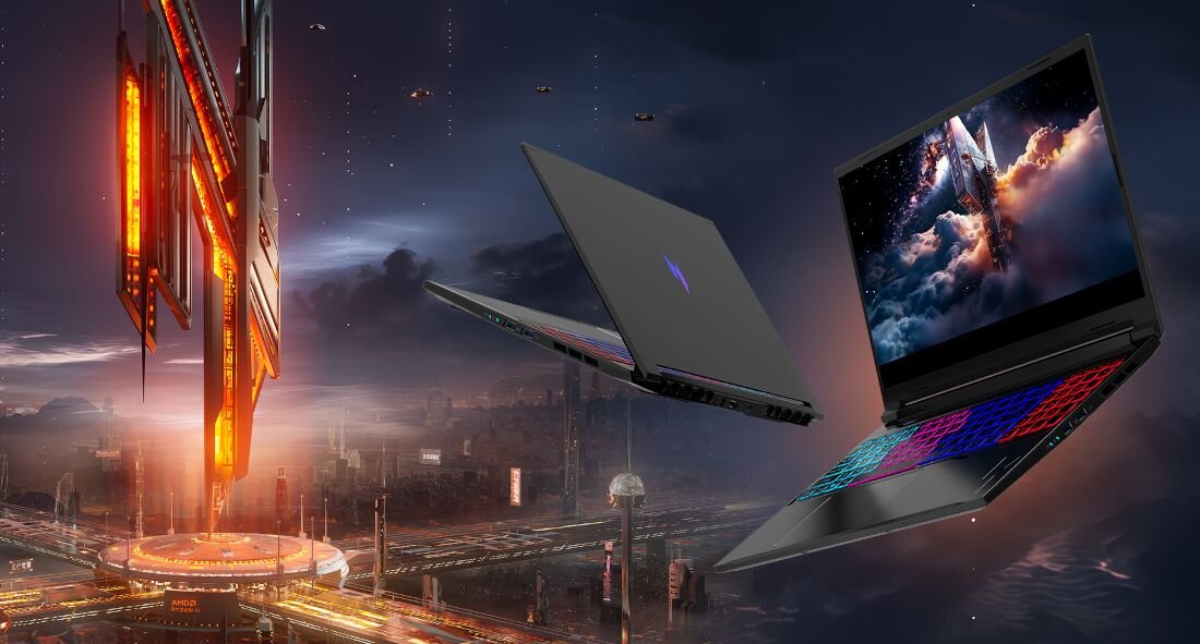 Dwa laptopy z kolorowymi klawiaturami unoszą się na tle futurystycznego miasta z jasnymi światłami i unoszącymi się strukturami.