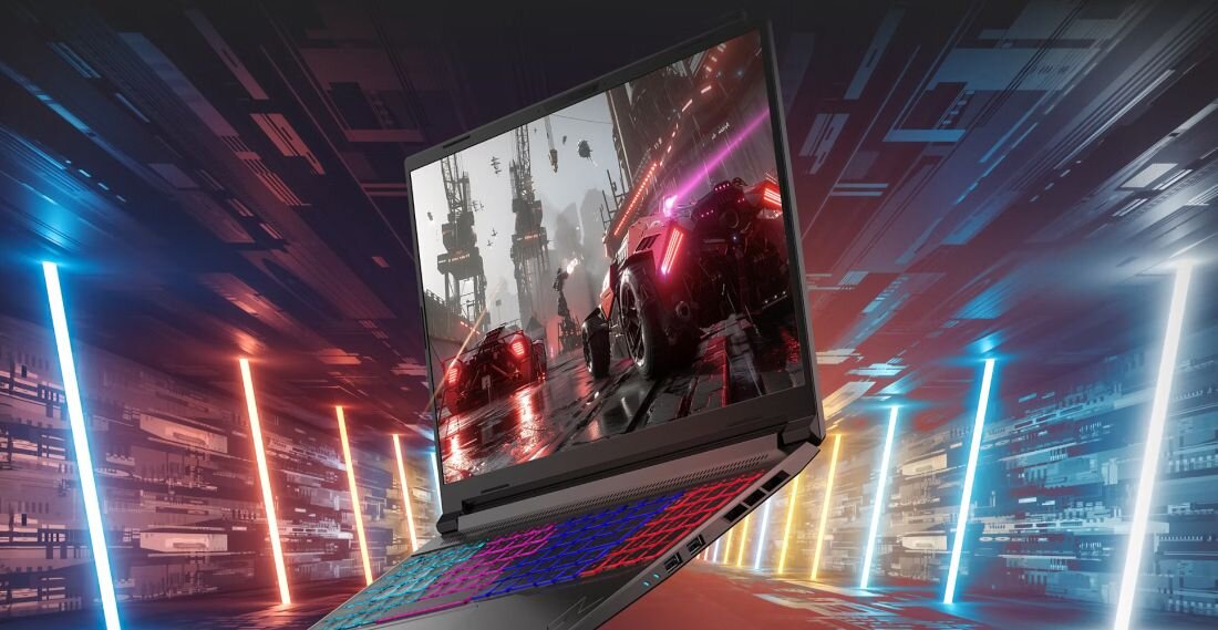 Laptop z kolorową klawiaturą wyświetla na ekranie scenę z gry przedstawiającą futurystyczne miasto z pojazdami. Tło obrazu jest dynamiczne, z neonowymi liniami i abstrakcyjnymi wzorami.
