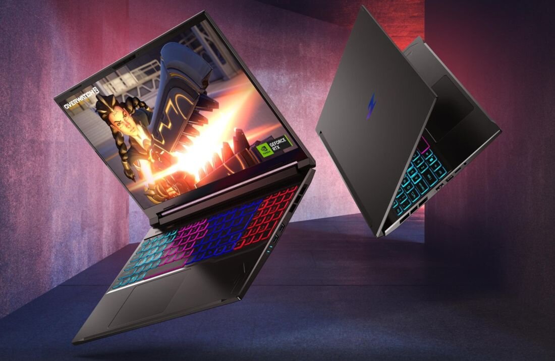 Dwa laptopy z kolorowymi klawiaturami unoszą się w powietrzu na tle ściany w odcieniach czerwieni i fioletu. Na ekranie jednego z laptopów widoczna jest dynamiczna scena z gry oraz logo NVIDIA GeForce RTX.