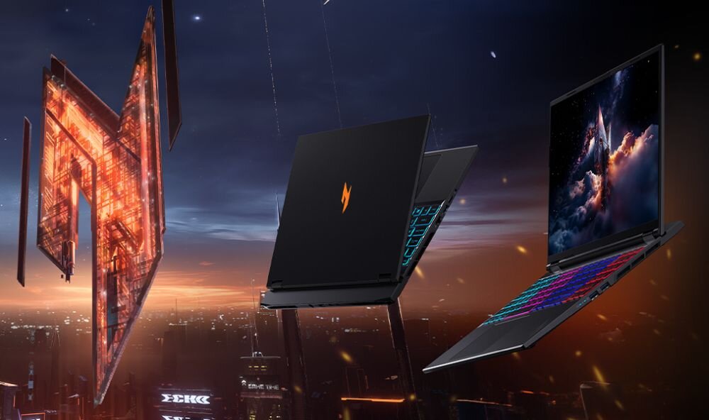 Obraz przedstawia dwa laptopy z podświetlaną klawiaturą na tle futurystycznego miasta. Na jednym z laptopów widoczne jest logo w kształcie litery \'N\'.