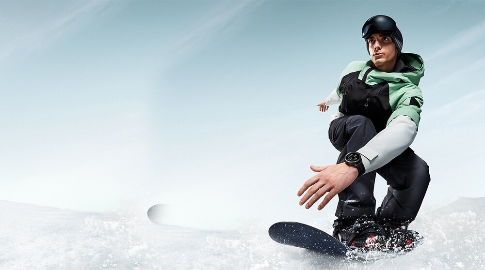 Smartwatch XIAOMI Watch S4 człowiek na snowboardzie
