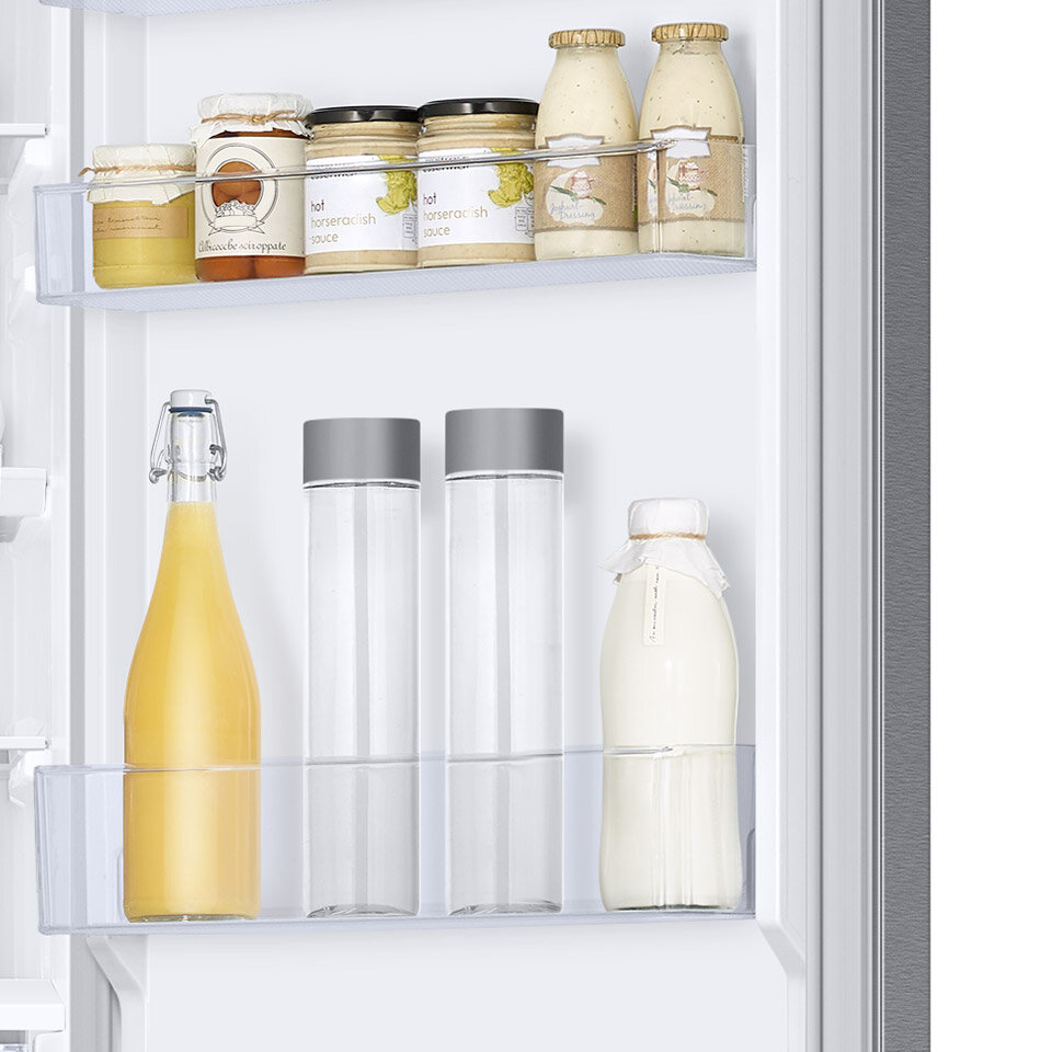 Prezentacja produktów ułożonych na praktycznych pojemnikach drzwiowych w lodówce Samsung Prezentacja produktów ułożonych na praktycznych pojemnikach drzwiowych w lodówce Samsung