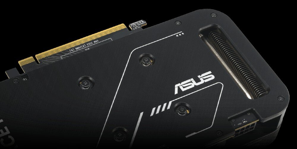 Karta graficzna ASUS Dual GeForce RTX 5050 OC Edition 8GB Tył karty graficznej osłonięty czarną płytą z otworem wentylacyjnym
