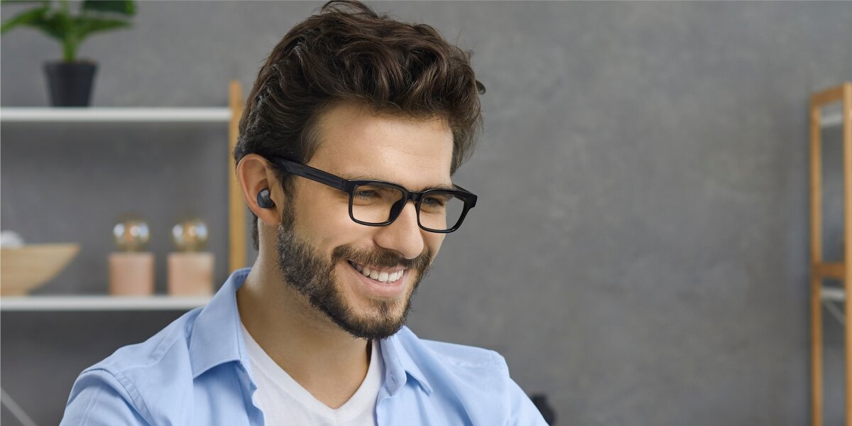 Słuchawki dokanałowe HAMA Freedom Buddy II - Bezprzewodowa swoboda, osoba z założonymi słuchawkami dokanałowymi