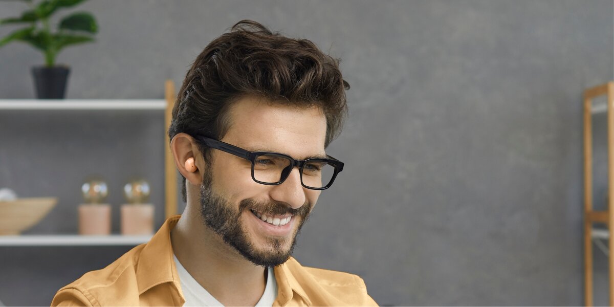 Słuchawki dokanałowe HAMA Freedom Buddy II - Bezprzewodowa swoboda, osoba z założonymi słuchawkami dokanałowymi