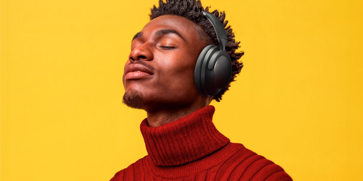 Słuchawki nauszne HAMA Spirit Silent ANC - Komfortowe słuchawki nauszne, osoba z założonymi słuchawkami nausznymi