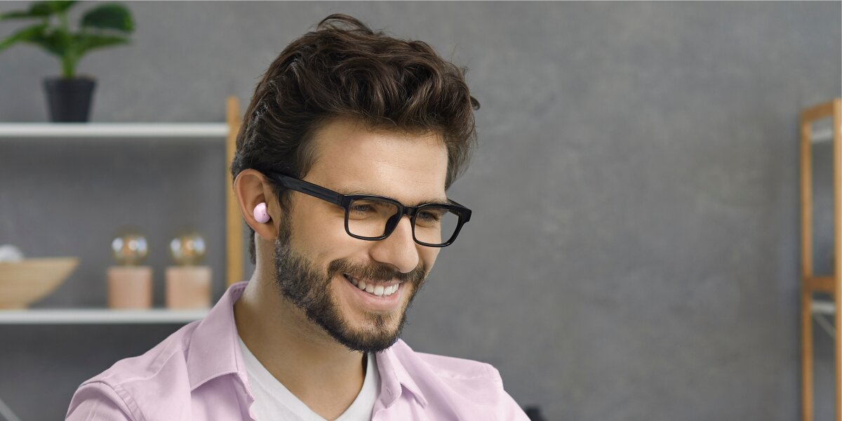 Słuchawki dokanałowe HAMA Freedom Buddy II - Bezprzewodowa swoboda, osoba z założonymi słuchawkami dokanałowymi