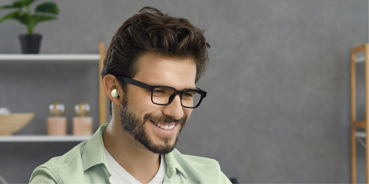 Słuchawki dokanałowe HAMA Freedom Buddy II - Bezprzewodowa swoboda, osoba z założonymi słuchawkami dokanałowymi