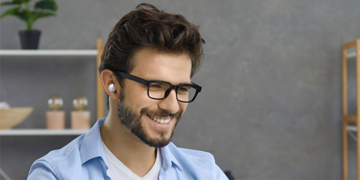 Słuchawki dokanałowe HAMA Freedom Buddy II - Bezprzewodowa swoboda, osoba z założonymi słuchawkami dokanałowymi